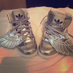 Jeremy Scott ( Metallic Silver)